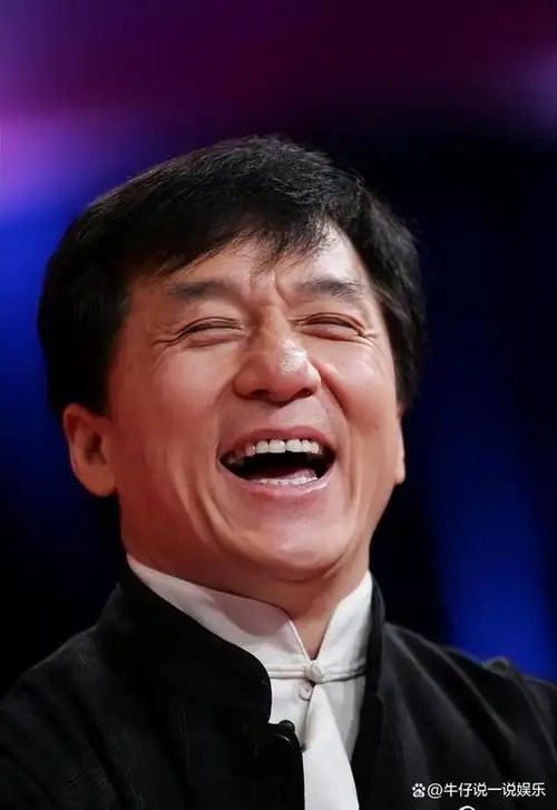 成龙开7人座商务录制河南春晚,4位导演迎接,下车的动作让人意外