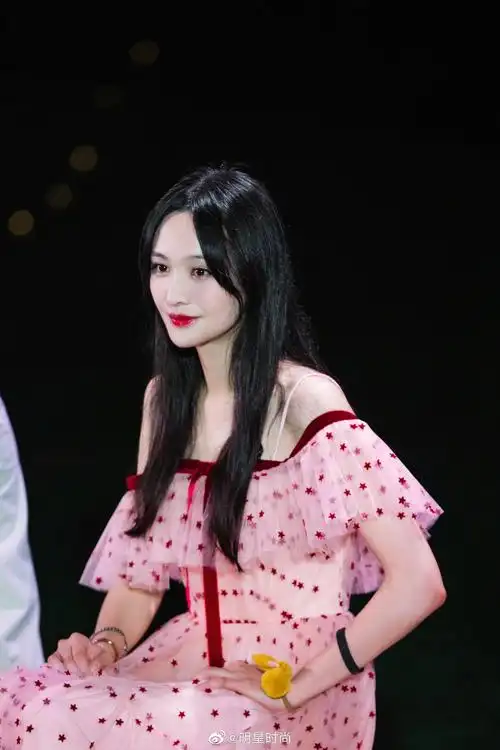 郑爽最新造型,她身穿粉色露肩星星纱裙,气质优雅又温柔