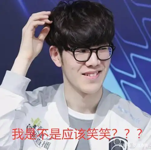 玩家街头偶遇ig海报theshy表情傲慢网友和比心海报差距好大