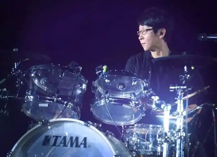 舞台上神情专注的帅气鼓手五月天冠佑生日快乐