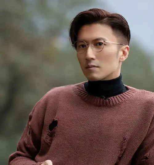 40岁谢霆锋帅气依旧,文艺范十足,酷似王菲