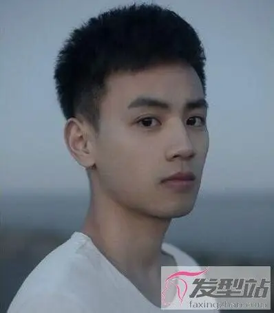 高中生男生发型洋气洒脱青春活泼