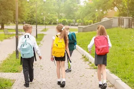 小学生行走图片-小学生行走素材-小学生行走插画-摄图新视界