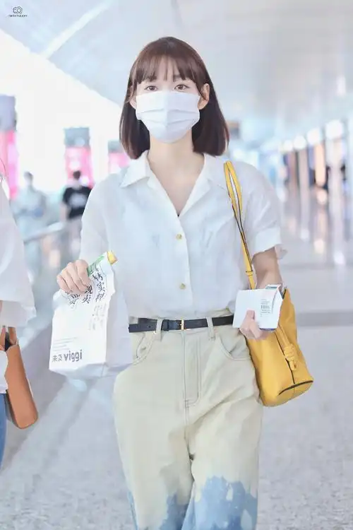 21 段奥娟】段奥娟今日机场私服分享,亚麻短袖衬衫搭配渐变渲染色牛仔