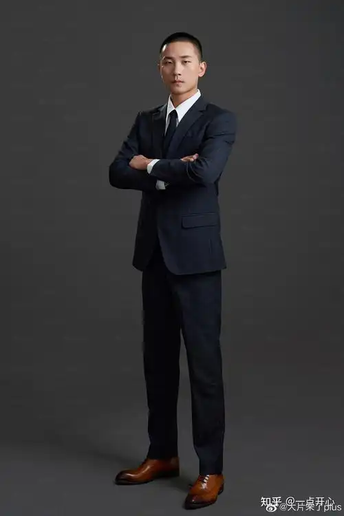 有时候一张贴在简历上的西装形象照,会让你需要洽谈的商务老板,高管更