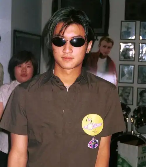 网友偶遇谢霆锋,一身黑衣墨镜,扎小辫酷劲十足,越来越像谢贤了