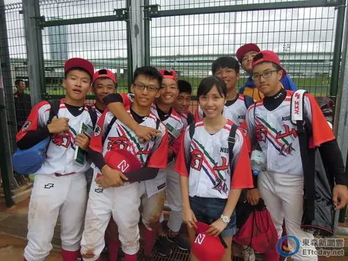 南山高中棒球队经理陈品妤(中),对於团队的大家庭气氛赞不绝口.
