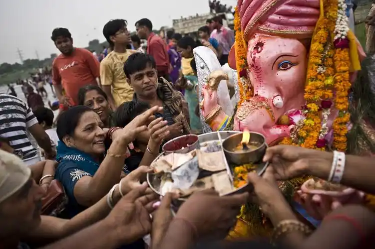 印度举行盛大仪式庆祝象头神节