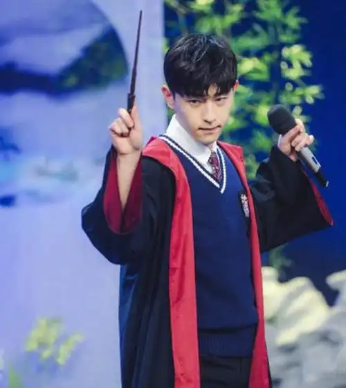 邓伦高中时期照片曝光穿粉色校服青涩帅气班里座位亮了