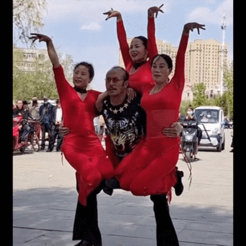 大叔大妈跳广场舞"倒挂夹头",动作惹人争议,网友:不堪直视