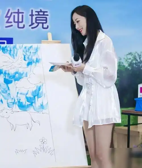 韩雪出席活动翘腿而坐大长腿搭配白纱短裙腿上油光发亮抹油了