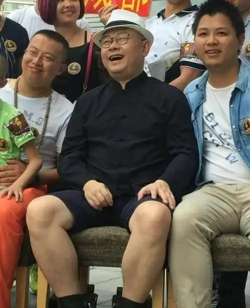 47岁刀郎一家近照:前妻离家出走,如今和二婚妻子十分恩爱!