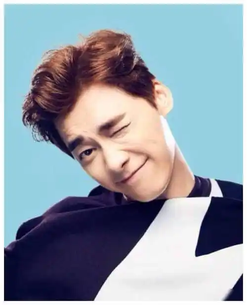 李易峰足迹行走大街,难以被辨认,复出现实困难,心情沉重.