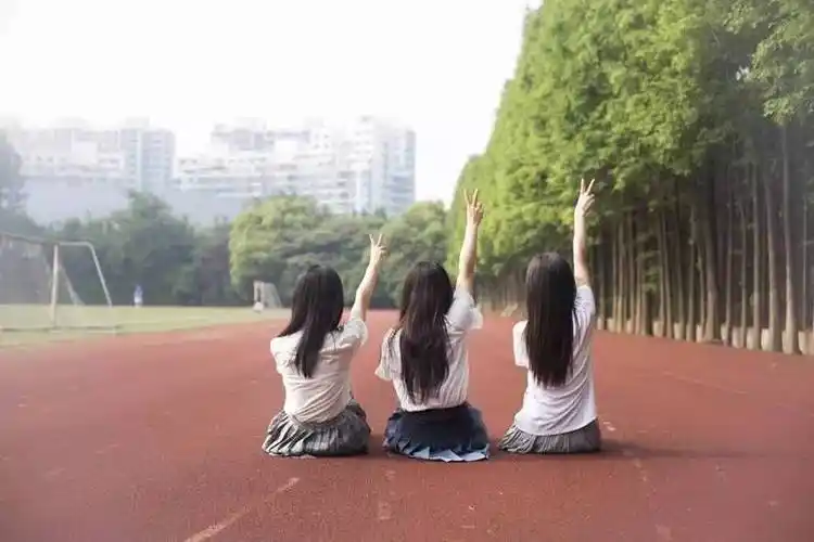 闺蜜毕业照这样拍美cry