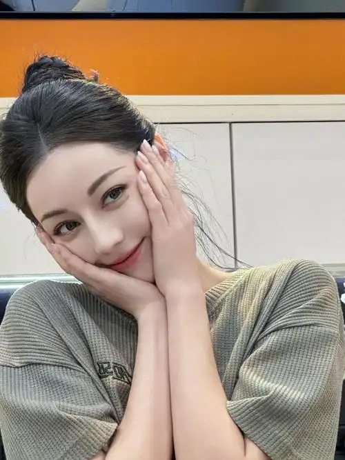 迪丽热巴自拍也很okkk