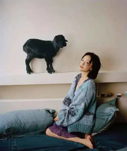 48岁周迅气质在娱乐圈中独一份!新大片穿针织裙嫩成少女,超灵动_时尚_