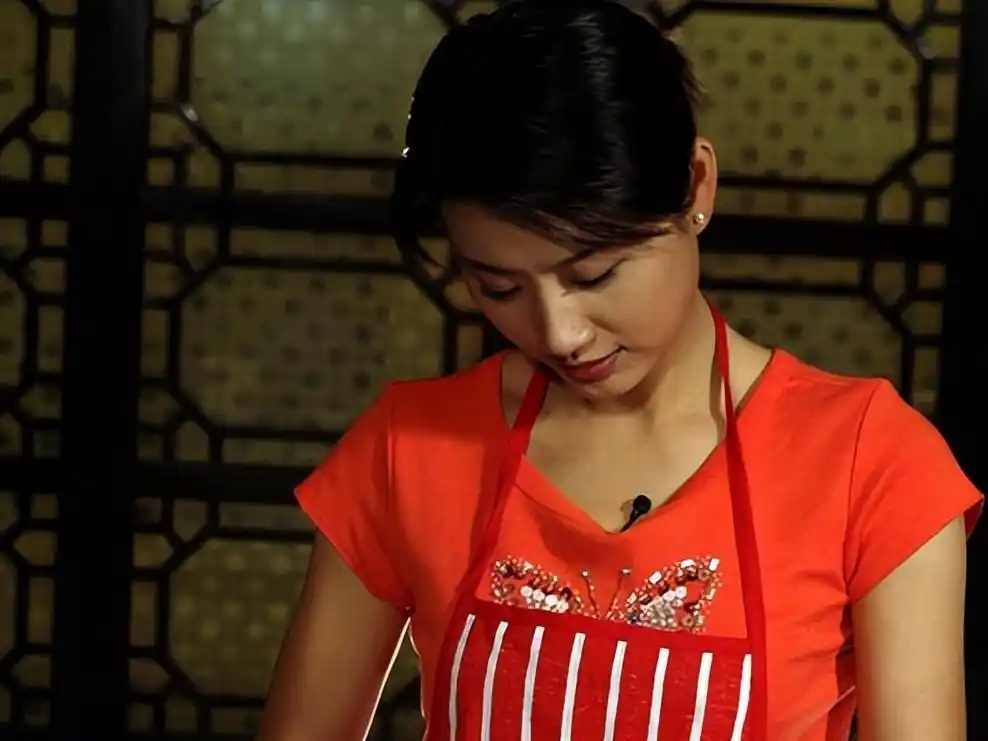 尹红:才貌双全的东方卫视主持人,主持风格稳重,深受观众喜欢