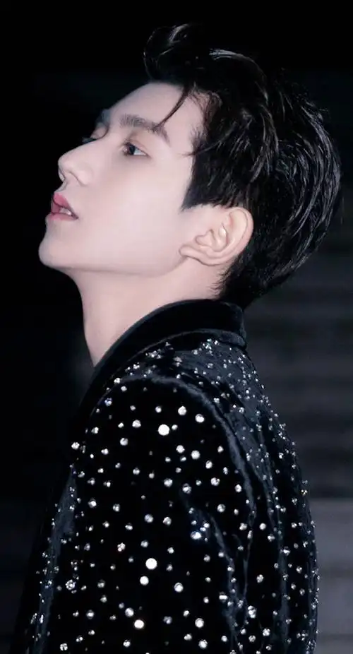 优越下颚线,性感喉结,每一张都值得细品@tfboys-王源#王源我们的歌