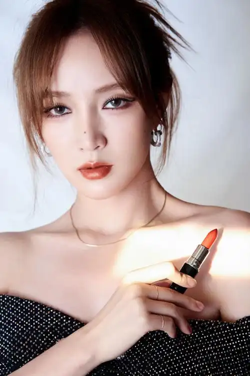 孟佳超话一抹水光,赴夏日灵感之约惬意今夏,与@m孟佳j一起 mac水漾