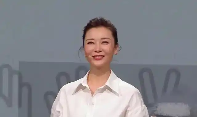 柯蓝修了图也不漂亮,脸浮肿紧绷不自然,不修图更是蜡黄沧桑!