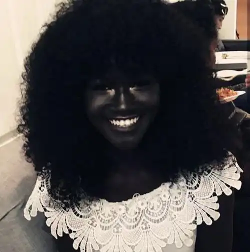 来自赛内加尔的一位黑人女孩,天生皮肤就黑如炭的她在小的时候,的确