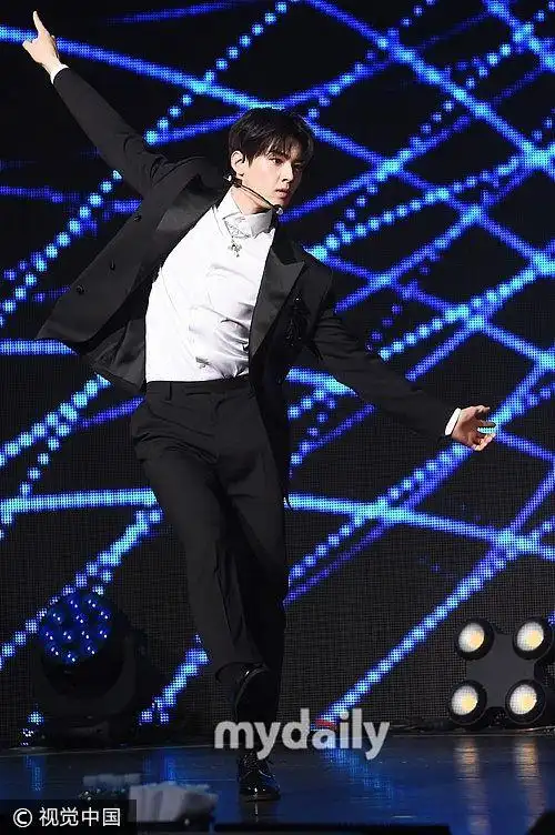 男团astro众花美男顶胯热舞展好腰力 车银优送飞吻"剑指粉丝"撩妹