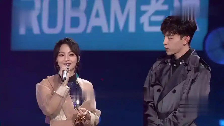 小粉丝邓伦和偶像张韶涵同台!邓伦的新年祝愿太正能量了!__财经头条