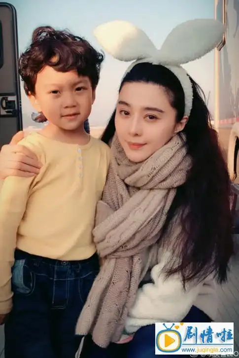 范冰冰与李晨抱着个小娃娃 网友从催婚秒变催生啦