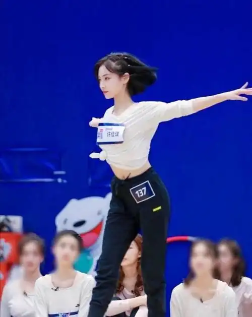 作为90后的女生,许佳琪的颜值和身材都挺不错的,官方身高是1米7,属于