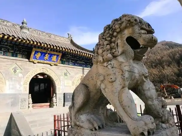 五台山景区主路呈"y"字,中心台怀镇涵盖了核心景区,最经典的寺院都