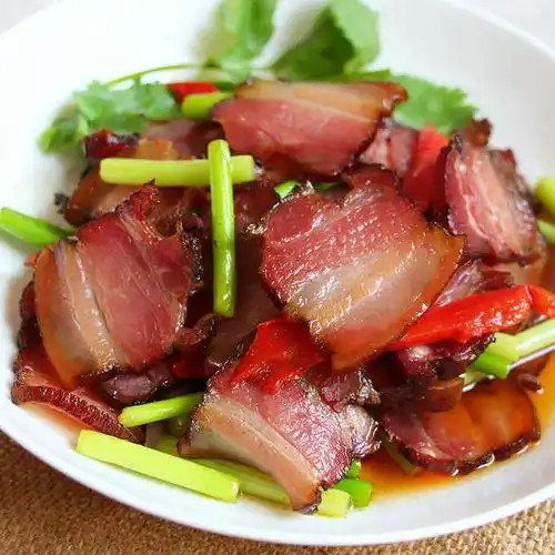 当然我自己炒腊肉时,最喜欢用的配菜就是芹菜和蒜苗.