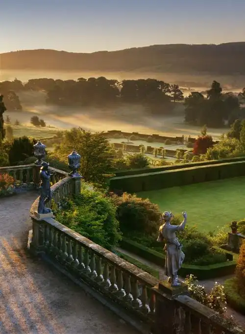 波维斯城堡建于中世纪(13世纪),几百年内经历了多次战争,政治斗争和和