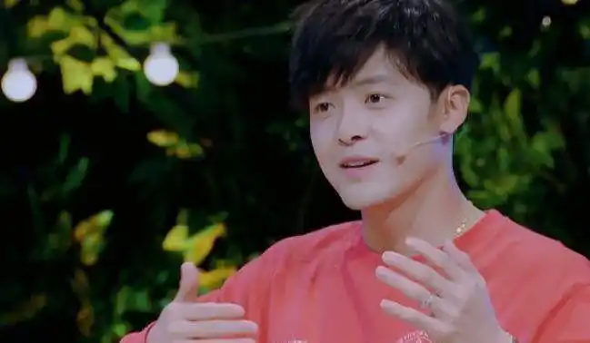 和她老公在一次录制节目时一起做的蝴蝶形状的风筝,付辛博和颖儿一人