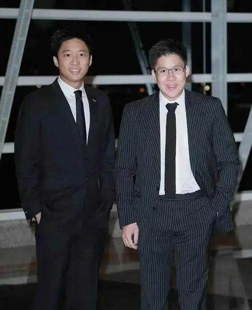 近况曝光!39岁霍启山与富少看世界杯,仍未婚曾交往章子怡最轰动