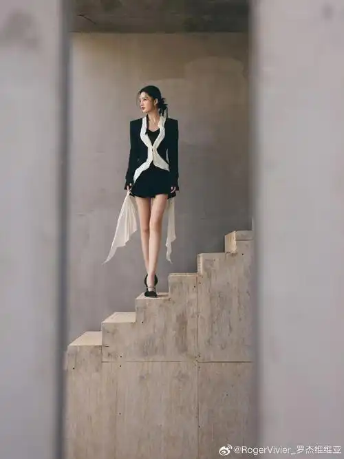 精致高跟烘托修长身姿,花韵环绕其间,闪烁浪漫妙丽.李沁超话