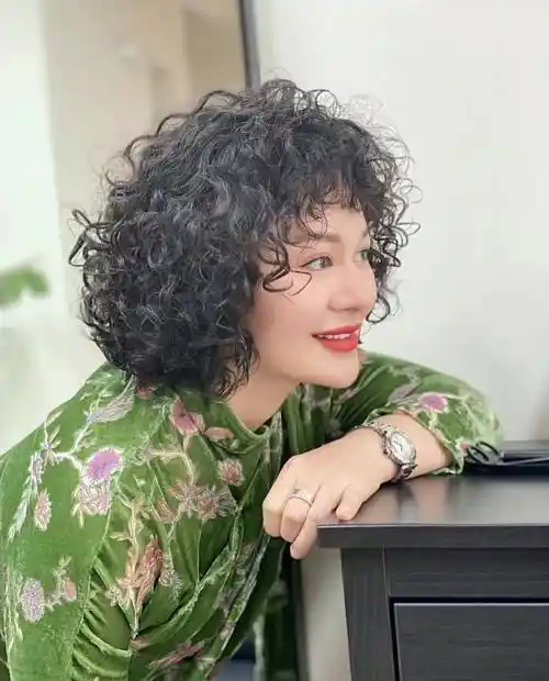 岁女人烫头发:记住"三烫三不烫",显年轻气质,头发蓬松洋气_女性_发型