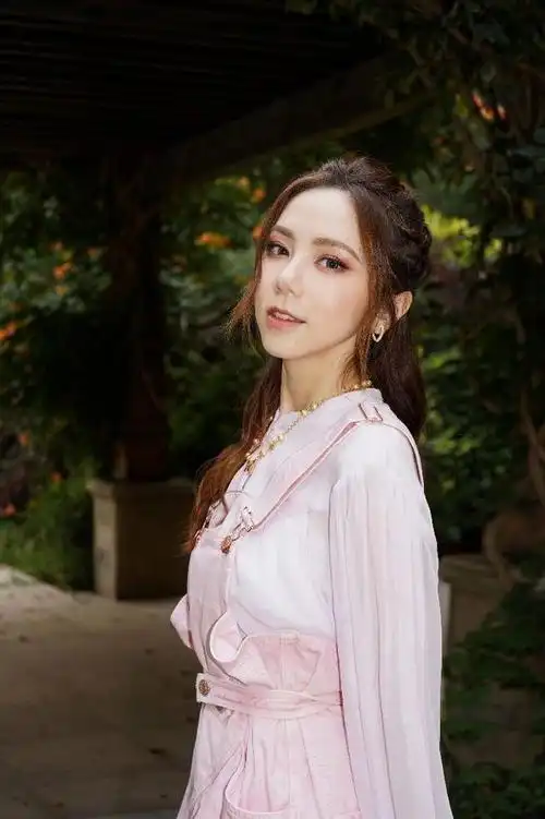 邓紫棋粉色连衣裙可爱