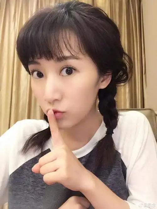 阔太李念起大早晒出工照 素颜完美大眼水灵灵