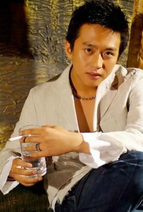 邓超:北漂住窝棚,大姐患癌,父亲得尿毒症,他拼命拍戏挣钱