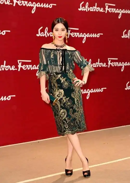 范冰冰到了国外更敢穿,透视雪纺衫配刺绣裙高贵华丽,美出圈了