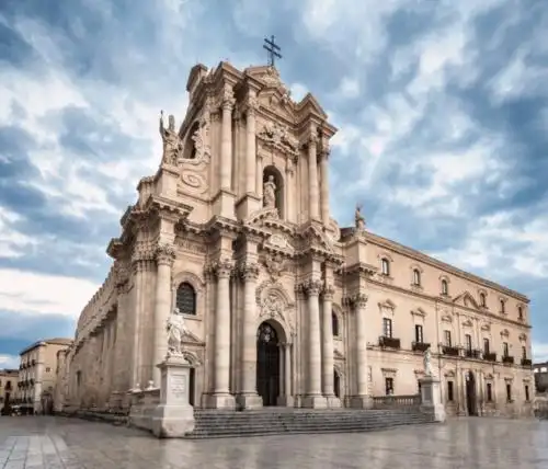 17世纪欧洲强权扩张,掠夺海外殖民地累积了巨额财富,不少教堂开始逐渐