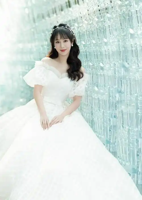 杨紫穿公主风婚纱蓬蓬裙美翻天露优美天鹅颈仙气十足