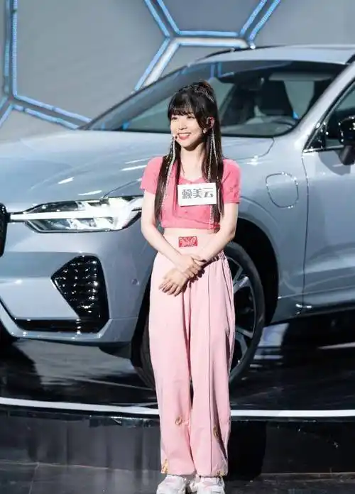 赖美云俏皮减龄,而裤装look的她同样不遑多让,这次参加车展,虽说身高