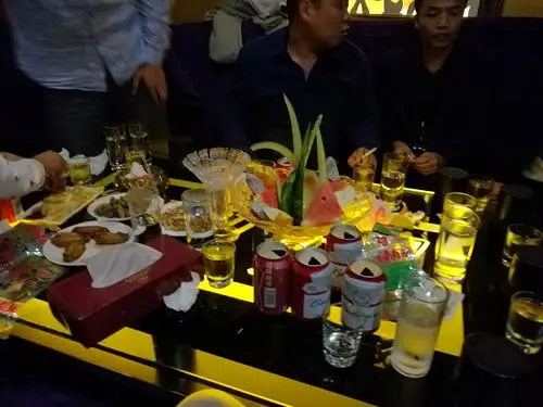 朋友聚餐喝酒