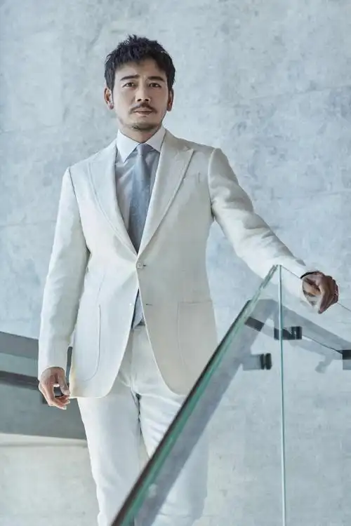 杨烁白色西服解锁新风格 尽显绅士精英魅力
