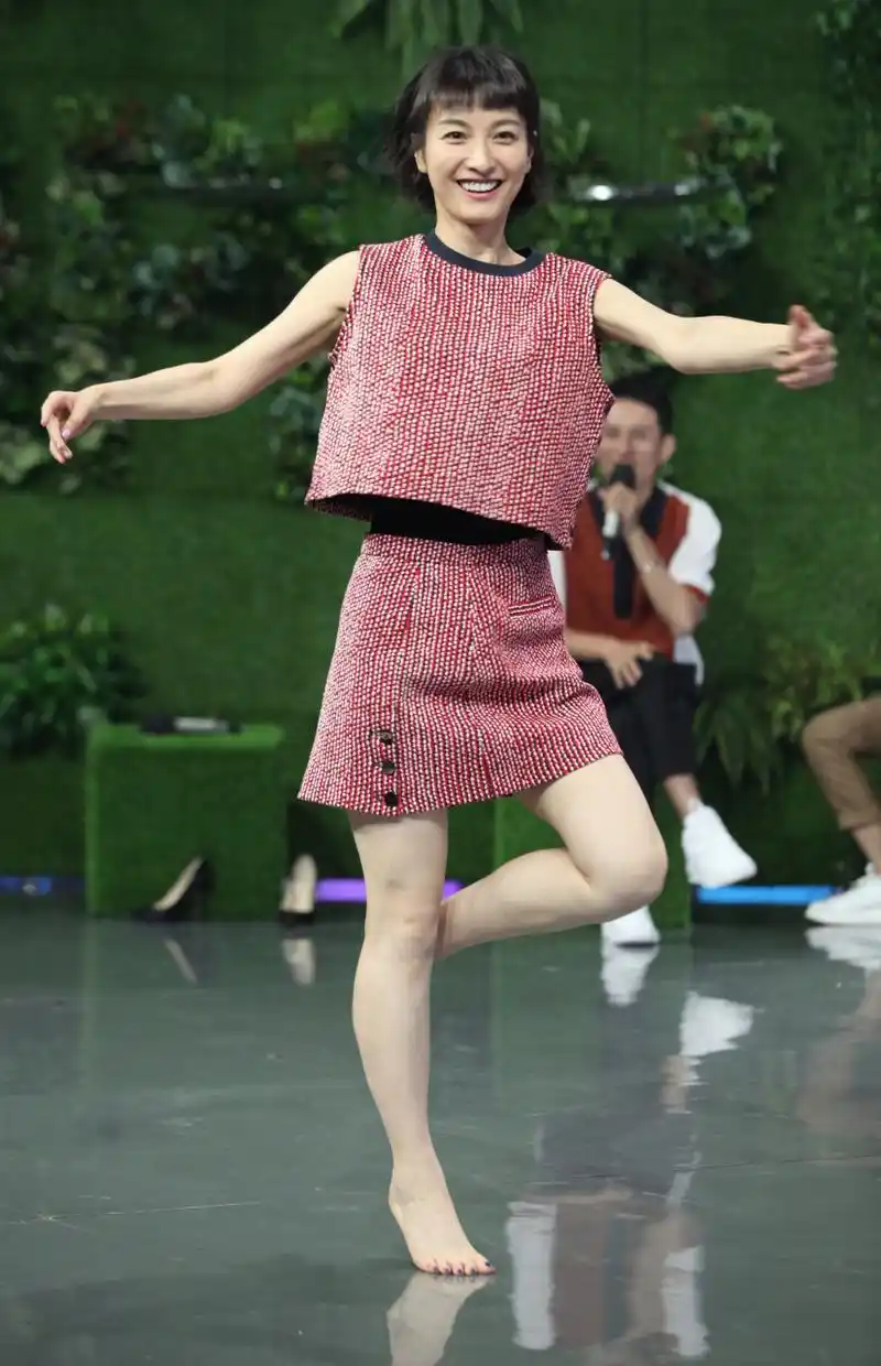 吴昕  光脚展示舞姿