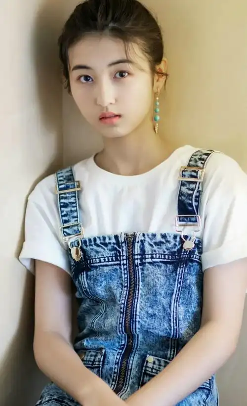 张子枫粉嫩佳人绚丽写真,楚楚动人!__财经头条