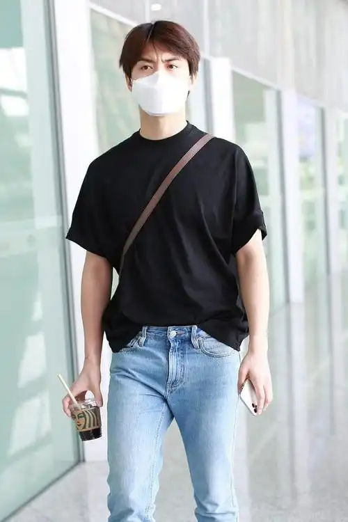 马天宇街拍:t恤牛仔裤converse麂皮球鞋温柔学长