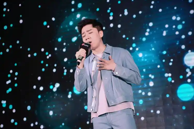 张磊便马不停蹄地来到郑州,受邀出席《中国好声音》明星巡演