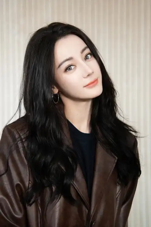 迪丽热巴新剧开机晒美照,嘟嘴卖萌甜如少女,和黄景瑜再传绯闻